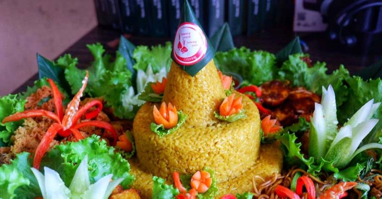 Nasi Tumpeng Malang: Simbol Syukur, Tradisi Rasa, dan Pesta Ulang Tahun yang Bermakna